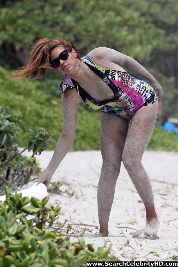 Beyonce - nipslip candids at the beach in hawaii - celebrity