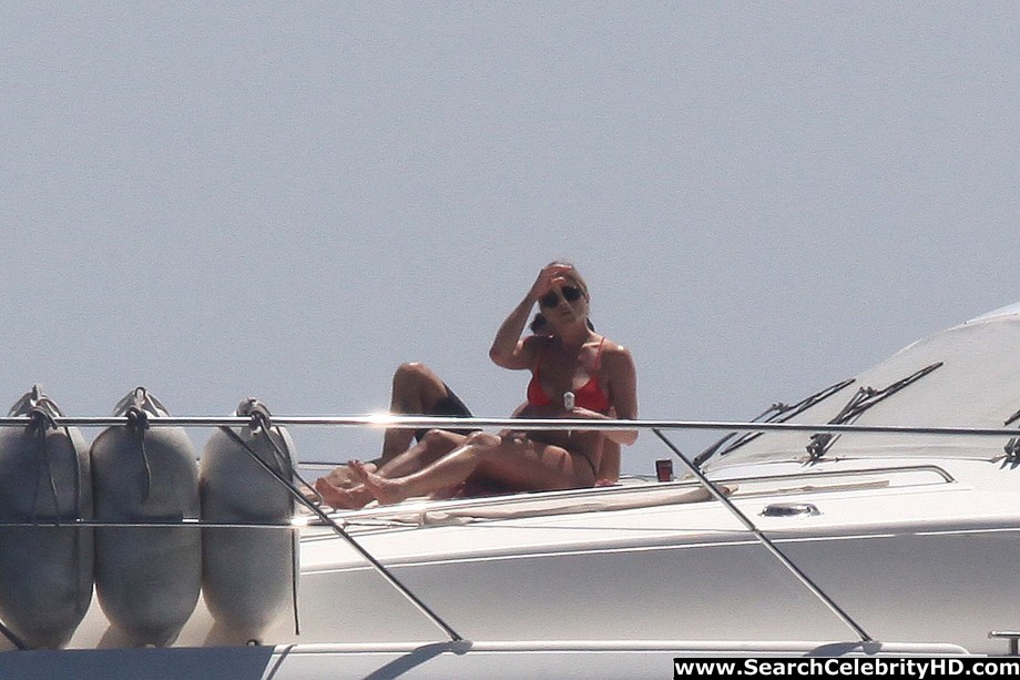 Jennifer aniston - bikini candids in capri - celebrity