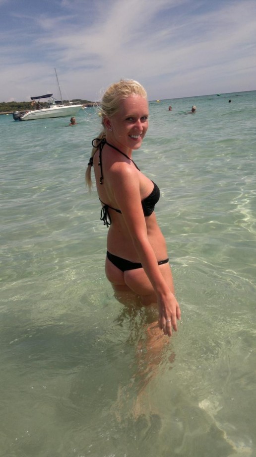 Nice blonde hot vacation beach pix