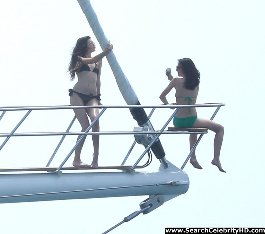 Kim kardashian and kendall jenner – bikini candids in dominican republic - celebrity