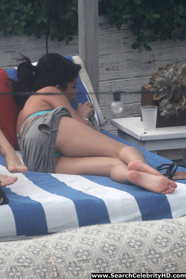 Selena gomez - bikini candids in miami