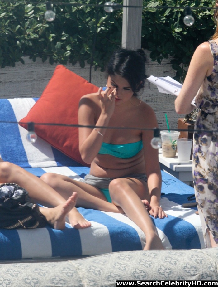 Selena gomez - bikini candids in miami