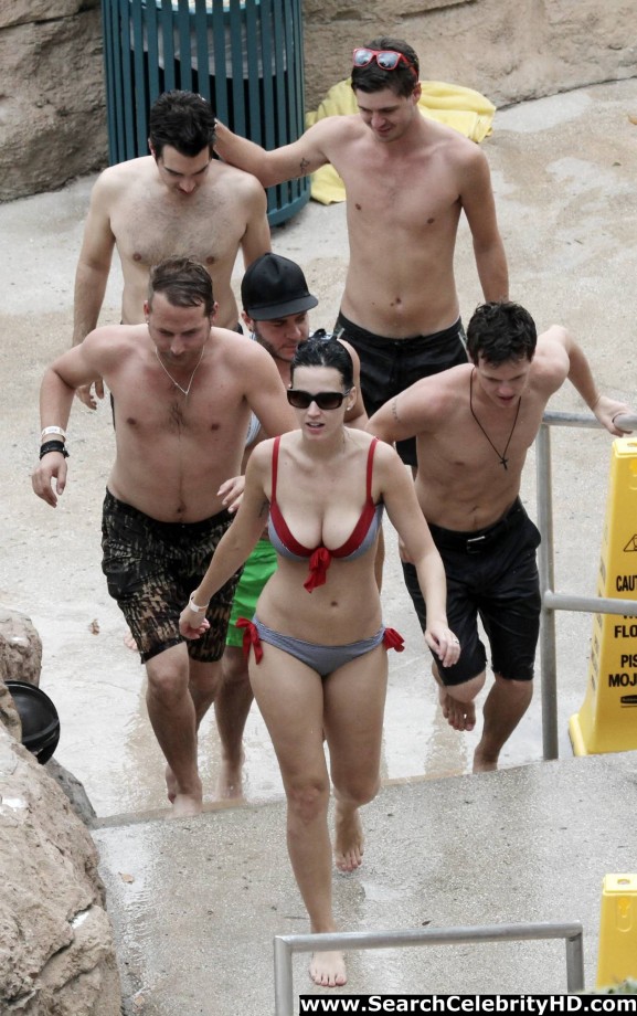 Katy perry - bikini candids at atlantis paradise island - celebrity