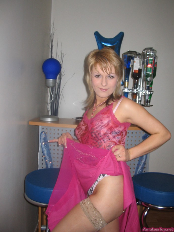 Horny blonde wife private pics