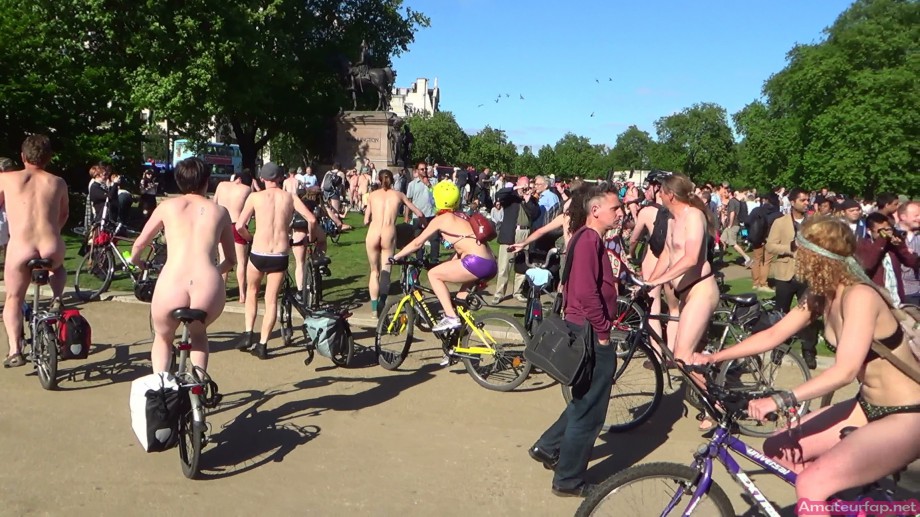 Nude couples fflashing their bodies on cycling tour