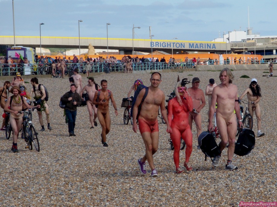 Nude couples fflashing their bodies on cycling tour