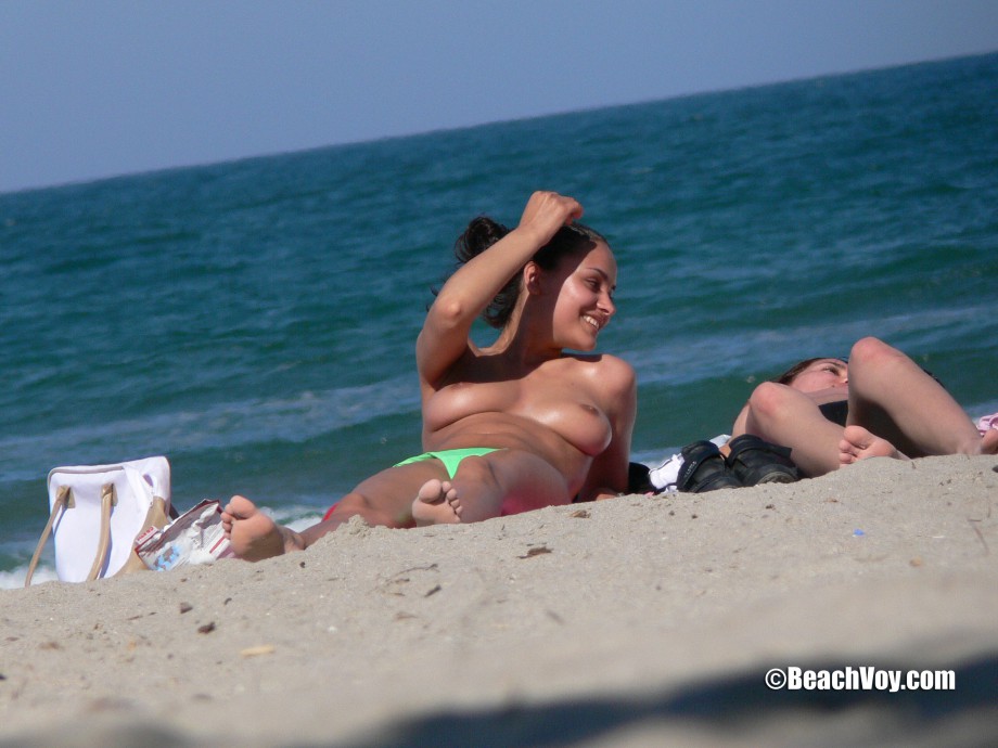 Topless girls on the beach - 079 - part 2