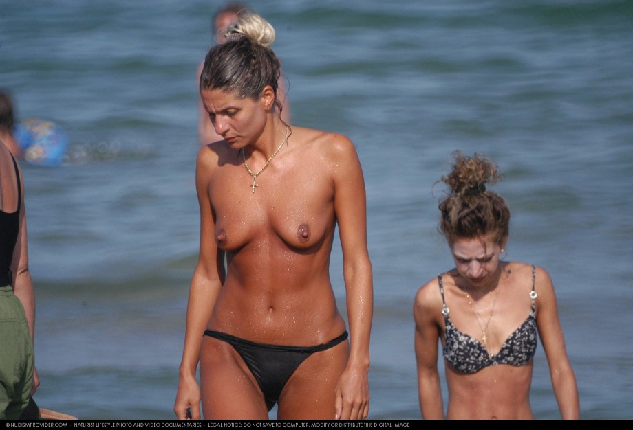 Topless girls on the beach - 020 - part 2