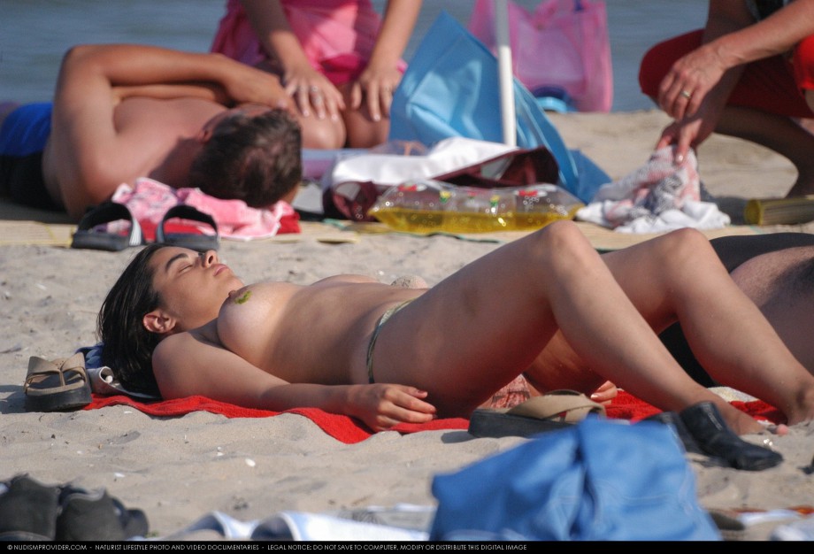 Topless girls on the beach - 020 - part 2