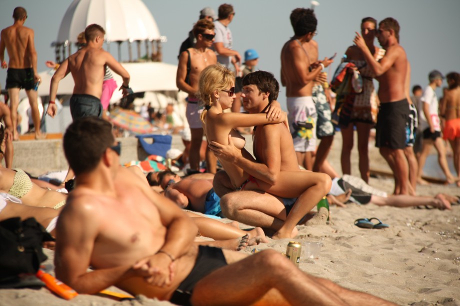 Topless girls on the beach - 167 - crowded beaches