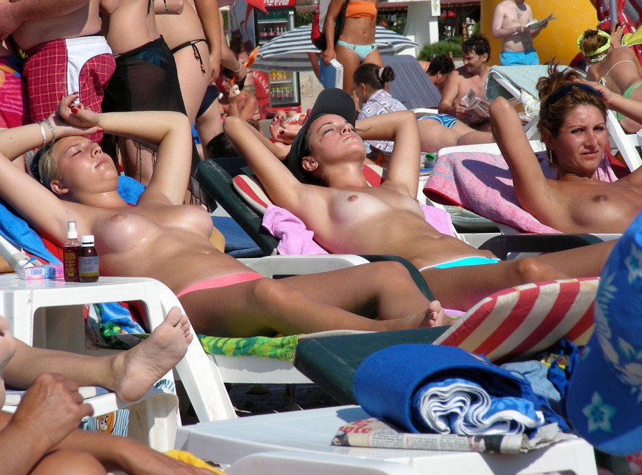 Topless girls on the beach - 167 - crowded beaches