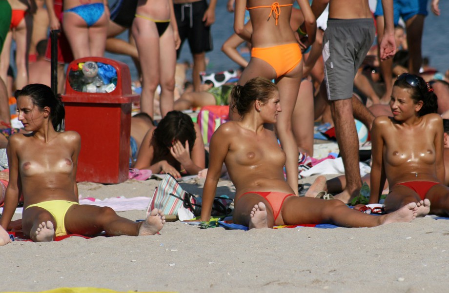 Topless girls on the beach - 167 - crowded beaches