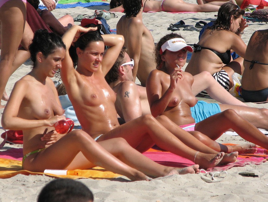 Topless girls on the beach - 167 - crowded beaches