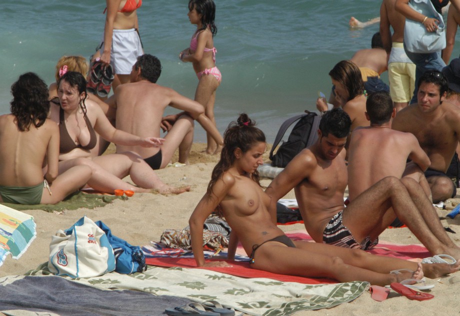 Topless girls on the beach - 167 - crowded beaches