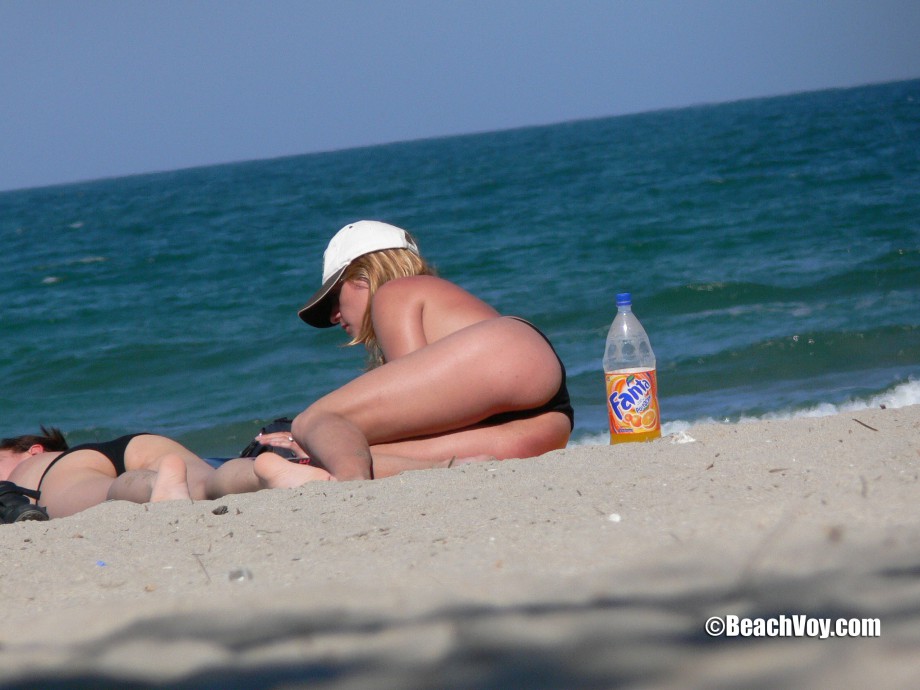 Topless girls on the beach - 079 - part 1