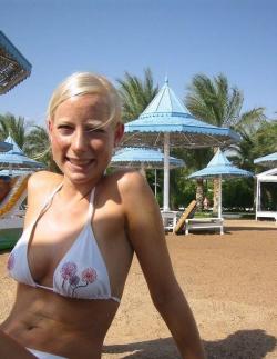 Deutsche girl zeigt ihre nasse muschi - beach pics 8/8