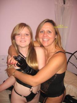 Mom and daughter reload (14 pics)