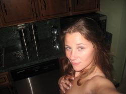 Girlfriend naked in kitchen and fucked in bed(21 pics)