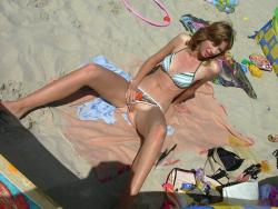 Amateurs young girl at the beach in bikini no.01(50 pics)