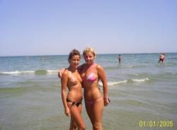 Two hot vacation beautys at the beach(19 pics)