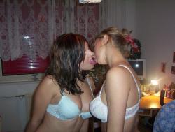 2 teens posing amatuer lesbian set 34/36