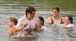 Funny girls on lake in wet shirts 14/33