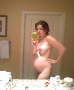 Amazing pregnant girl and her naked selfpics(10 pics)