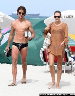 Candice swanepoel bikini ass candids in miami 31/40