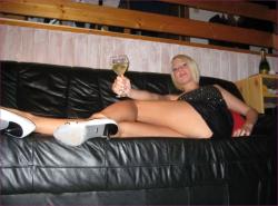 Shaved leggy blonde posing and masturbating 64/82