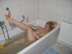 Girls in bathtub 24/44