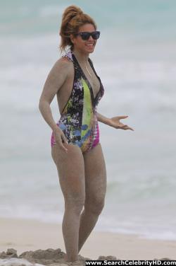 Beyonce - nipslip candids at the beach in hawaii - celebrity(21 pics)