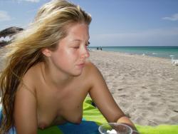 Amateur girls on beach 07 12/31