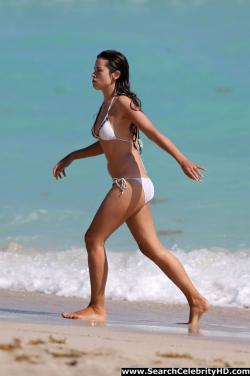Amelia warner in bikini at the beach in miami - celebrity(9 pics)